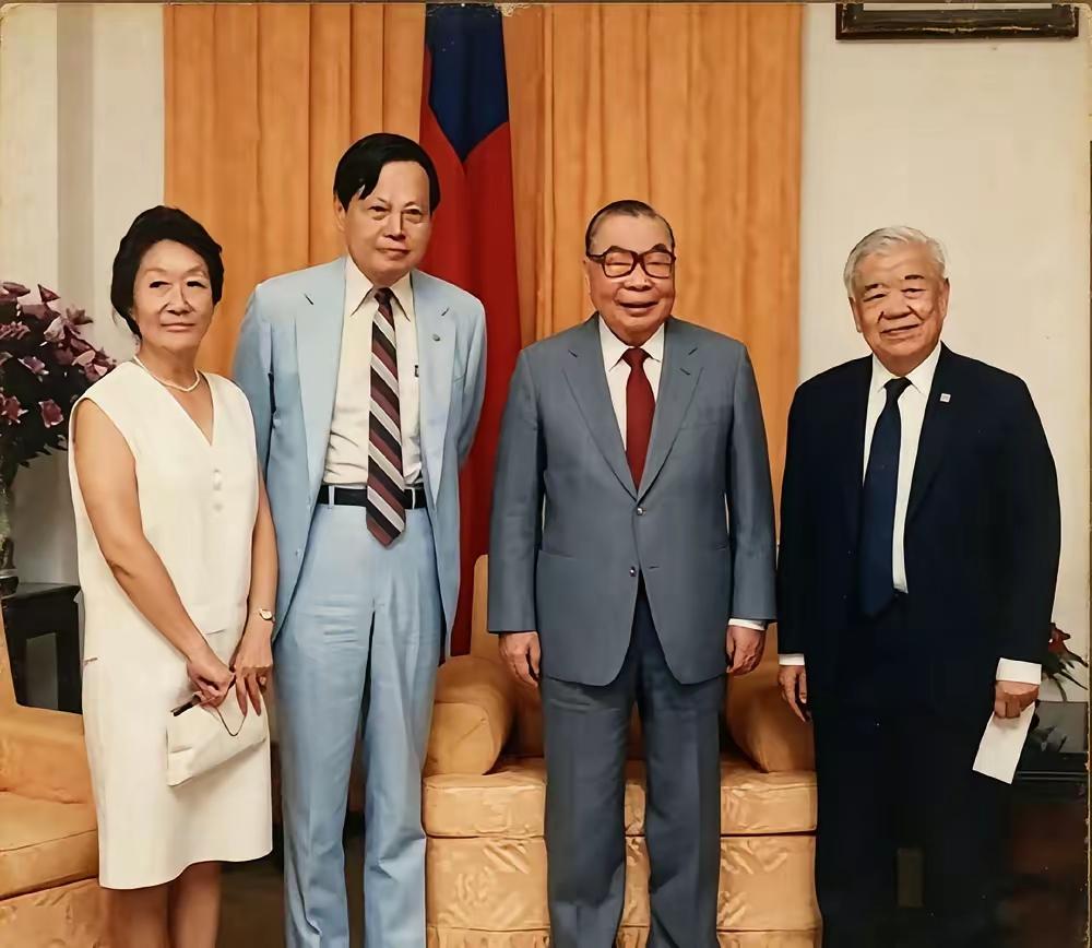 1986年的这张合影很有故事。蒋经国1910年生，杨振宁1922年生，相差12岁