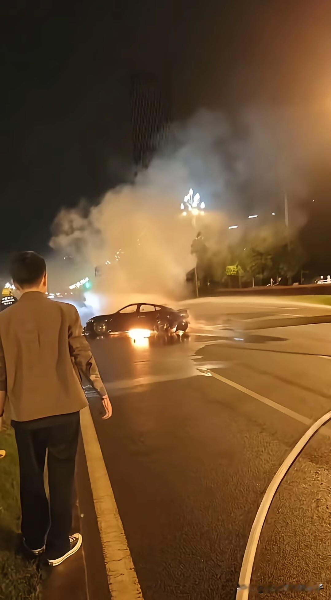 10月13日凌晨，一辆小米SU7在成都天府大道上燃起熊熊大火，车主疑似被困在车内