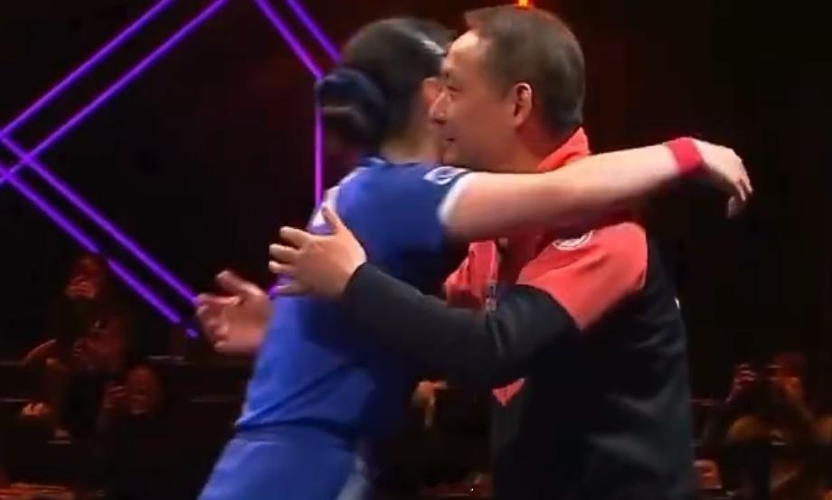 不知道发现没有，张本美和夺冠之后第一时间就冲向了自己的父亲张本宇，给张本宇一个大