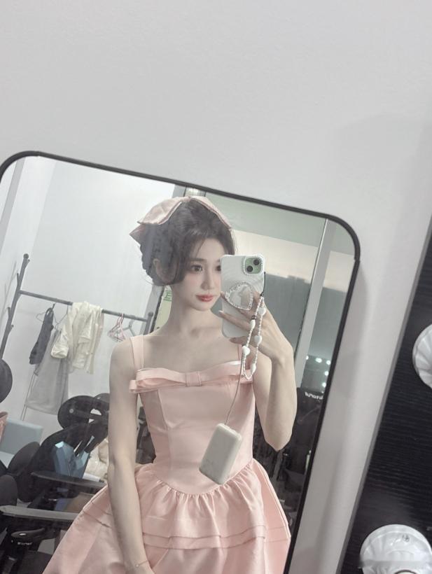 主持小悠晒照：昨天上班是粉色皮肤，出差广东的一周结束啦2025LPL英雄联盟竞技