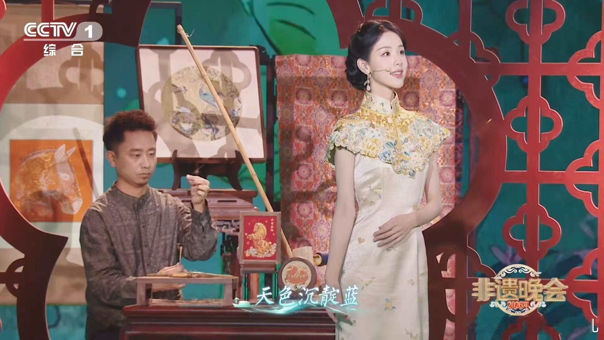 2000多小时织就的云锦旗袍有多美四扇雕花木窗后，陈都灵用四次变装演绎了200