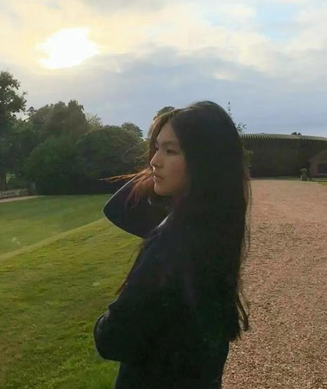 王诗龄英国女校生活曝光：校服照里瘦了还晒黑，学校超美
