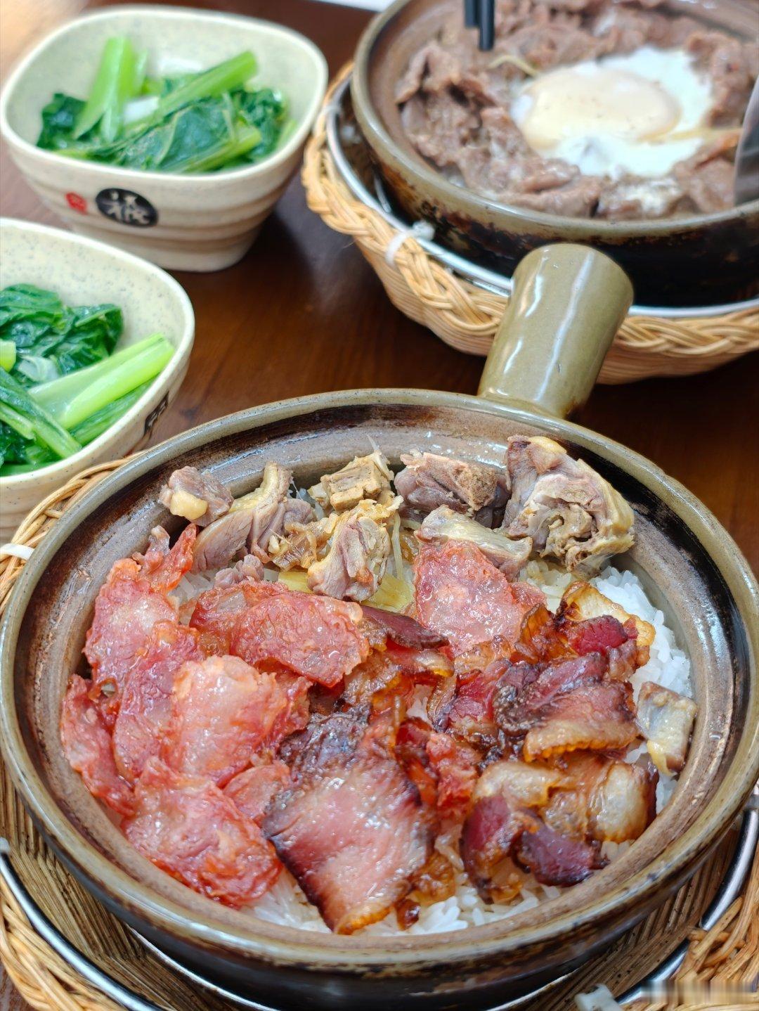 最近想吃煲仔饭，开吃了腊味三拼，真好吃