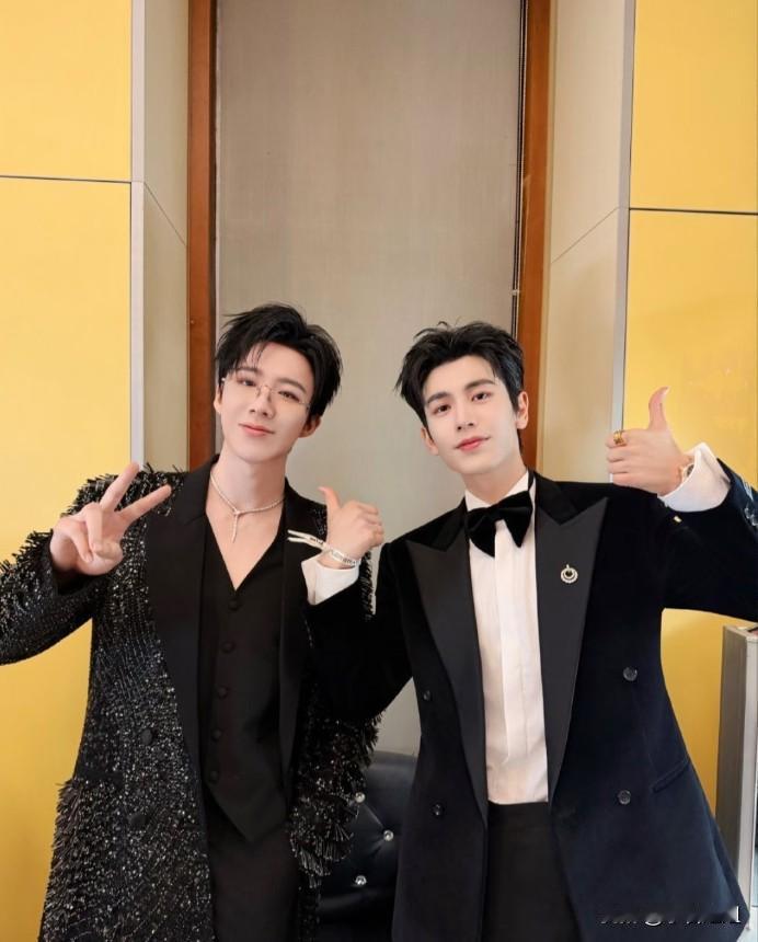 终于理解了，35岁的刘宇宁和27岁的张凌赫同框，看起来居然毫不逊色，甚至气