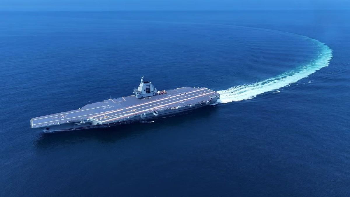 福建舰穿越台湾海峡，美英军舰近距离挑衅，直-10低空飞行，与外舰激烈交锋9月