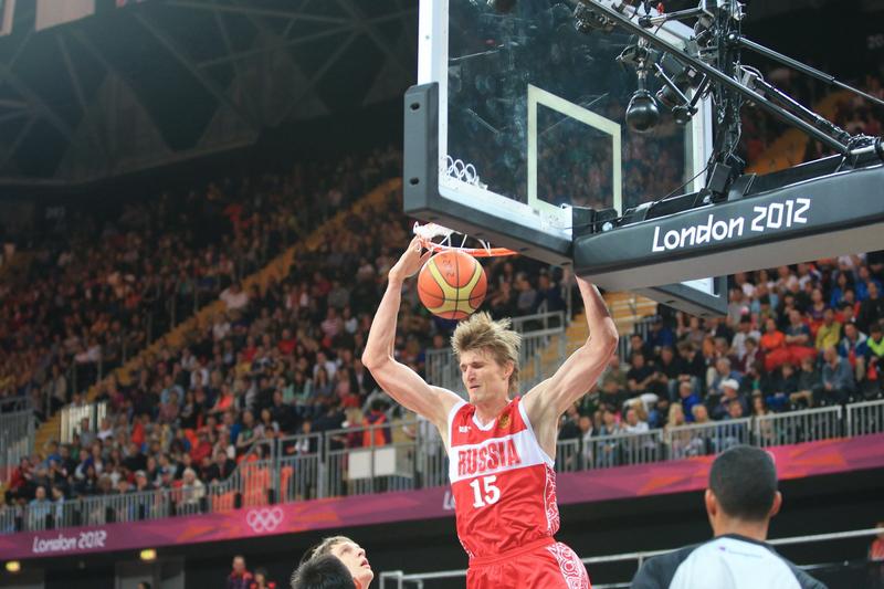 2月26日，中国男篮在世界杯预选赛中87比80逆转战胜日本队，本是值得庆祝的事，