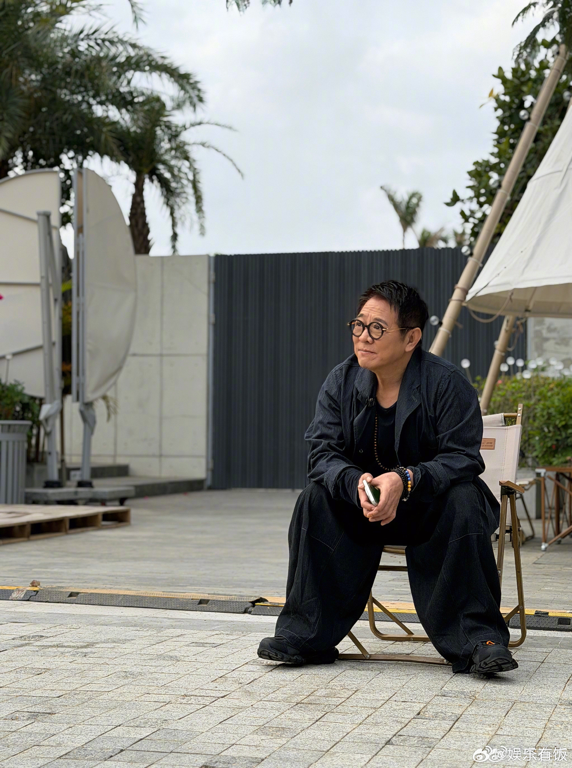 李连杰晒与大女儿合照晒与大女儿合照，暖心称呼女儿“大号棉袄”，太幸福啦！