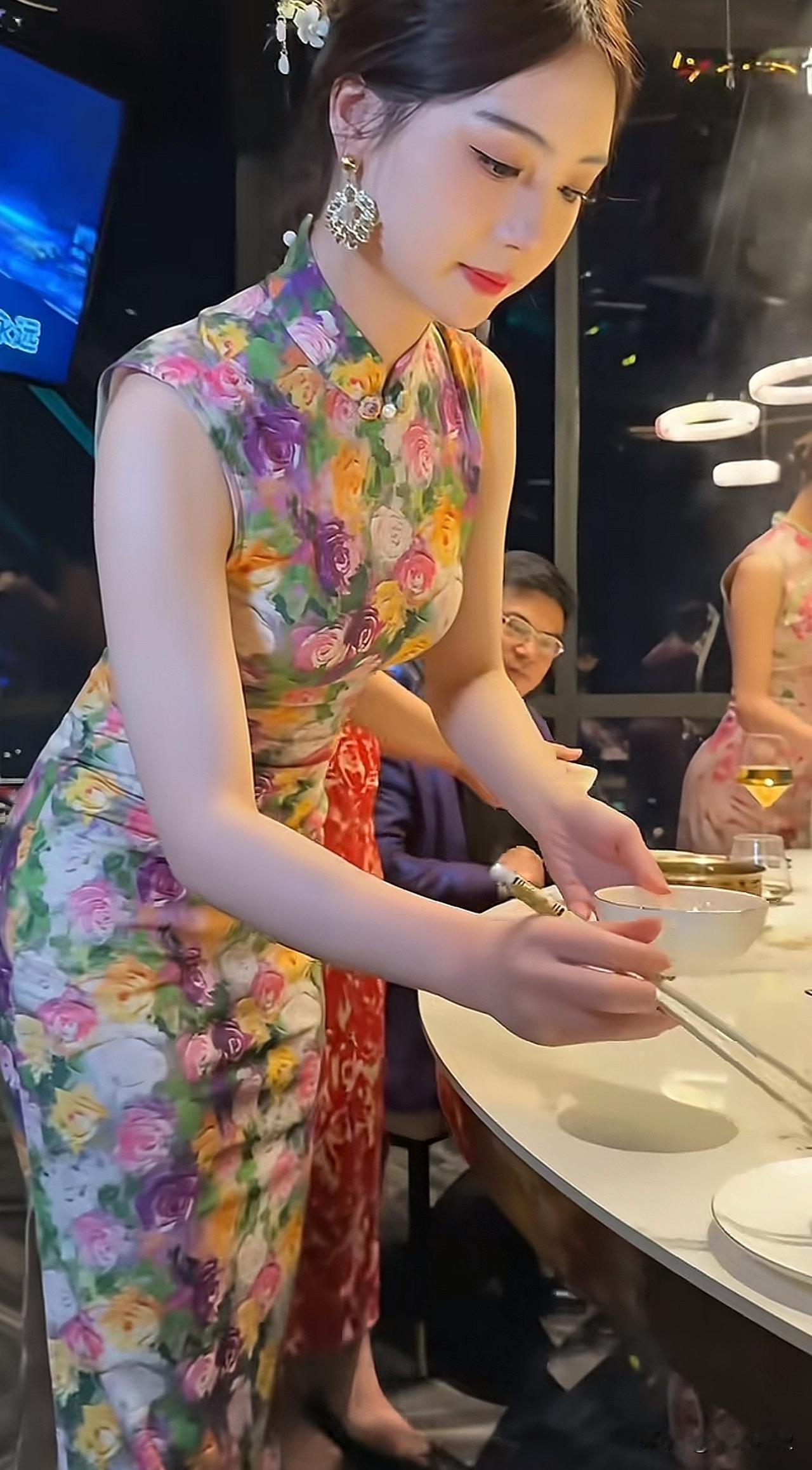 朋友带我来吃饭，可是我一口都吃不下去