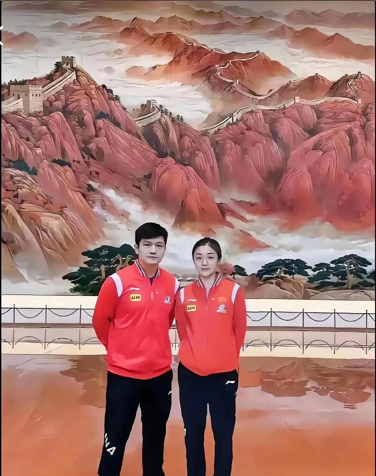 樊振东和陈梦这是在哪儿的合影，后面的背景画太漂亮了，万里长城雄壮宏伟，群山绵延秀