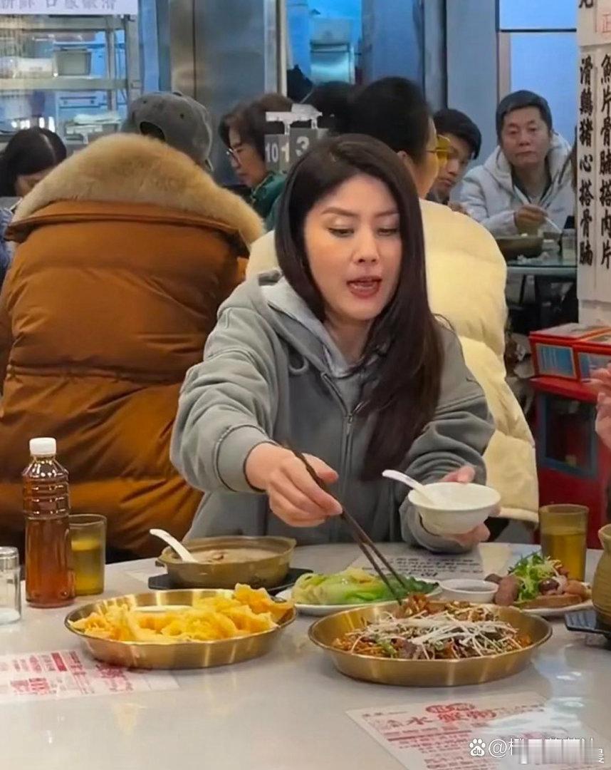 陈慧琳现身广州大排档，随性吃面大方自在，褪去明星光环，洒脱真性情尽显。