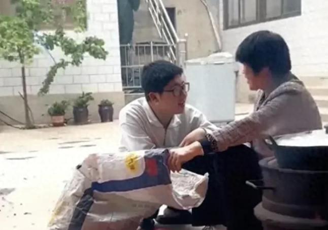 2022年，河北14岁男孩父母相继离世，他一个人孤苦伶仃，姐姐不忍心将他带回家，