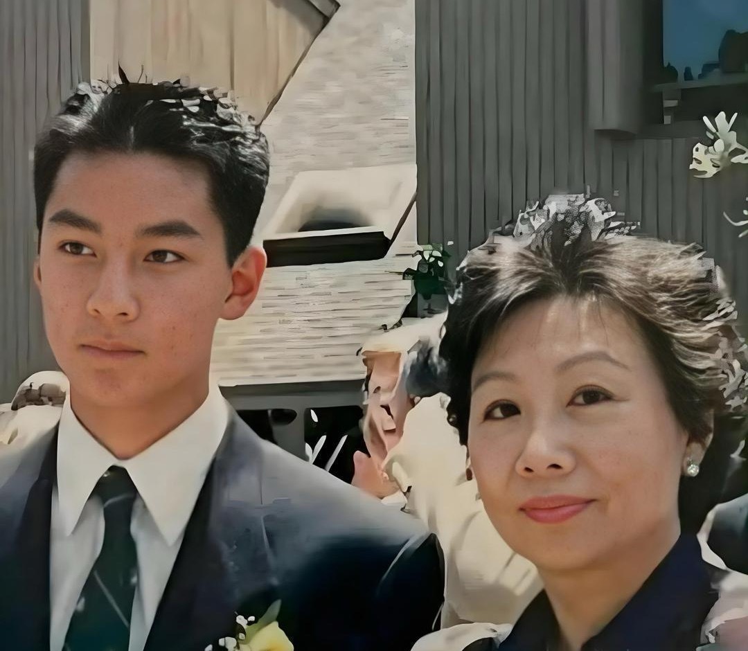 吴彦祖大学毕业时和父母的合照，是真的帅。