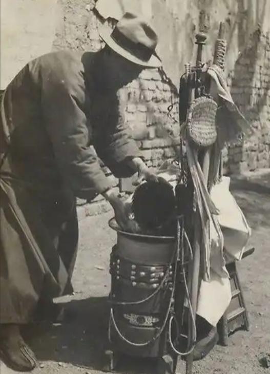 1988年的川北，派出所民警抓了个耍横的剃头匠，被民警按在派出所时，他梗着脖子甩