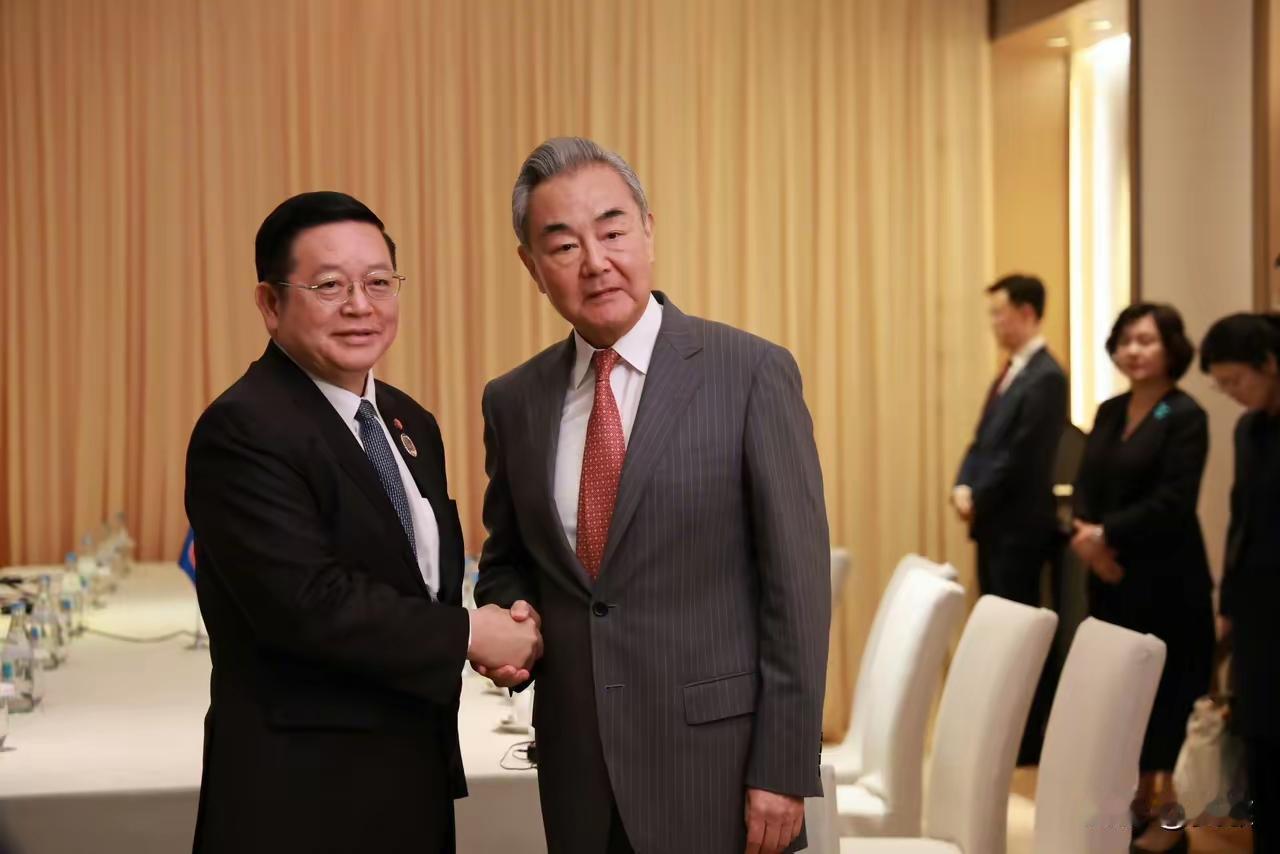 高规格迎接中国。当地时间7月21日，中国外交部长王毅抵达菲律宾马尼拉，在现场受到