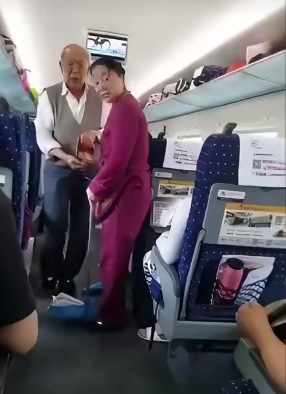 高铁上这个老登不知道那个神经搭错了，把垃圾故意撒一地，为难保洁大姐。看这个老登，