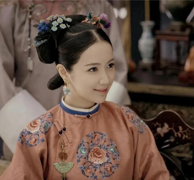 1778年，生性骄横的惇妃看着镜中的发髻，突然生气地拔下发簪，直接插到了梳头宫女