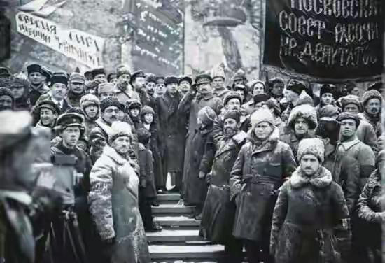 解放军渡过长江，斯大林明白，再也没有任何力量阻挡毛泽东的步伐。长江的浪涛声里