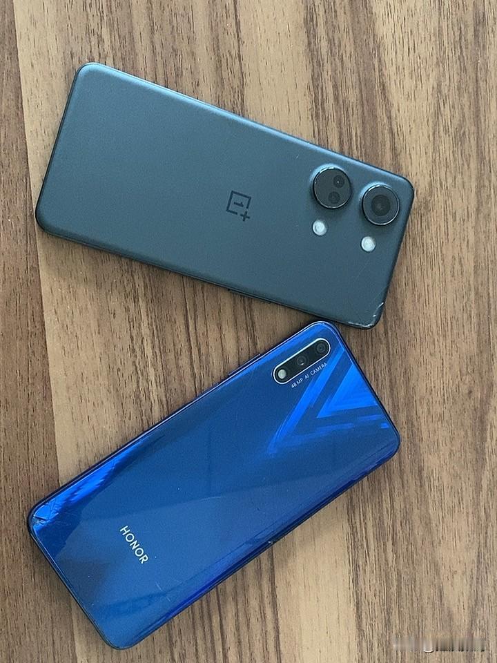 发现一个超级奇怪的问题，就是一个人为什么要用两部安卓手机和两部苹果手机呢？如果说