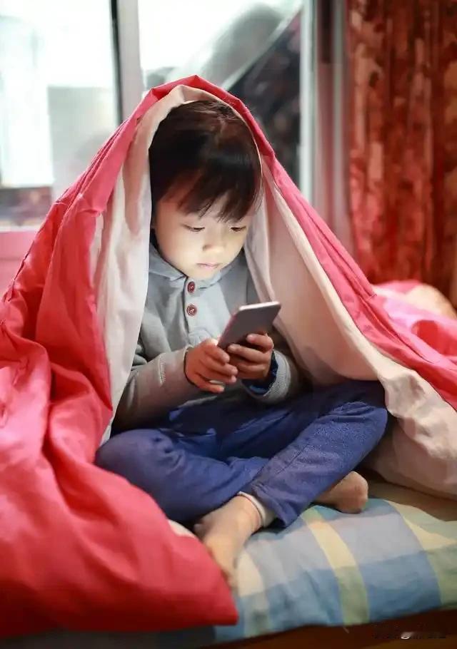 “让孩子玩手机玩到吐”，这位家长的“脱敏疗法”，正在毁掉孩子最近，在网上