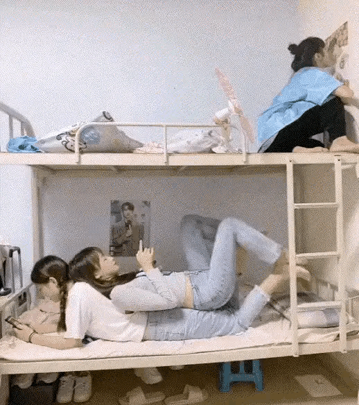 谁眼神好，能看清海报上的是谁吗