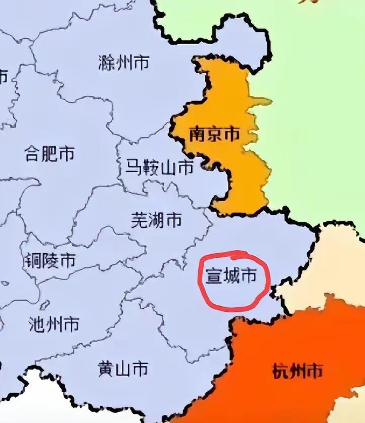 安徽有一个地级市很有意思，北接江苏南京、南靠浙江杭州两个经济超发达的省会，自己的