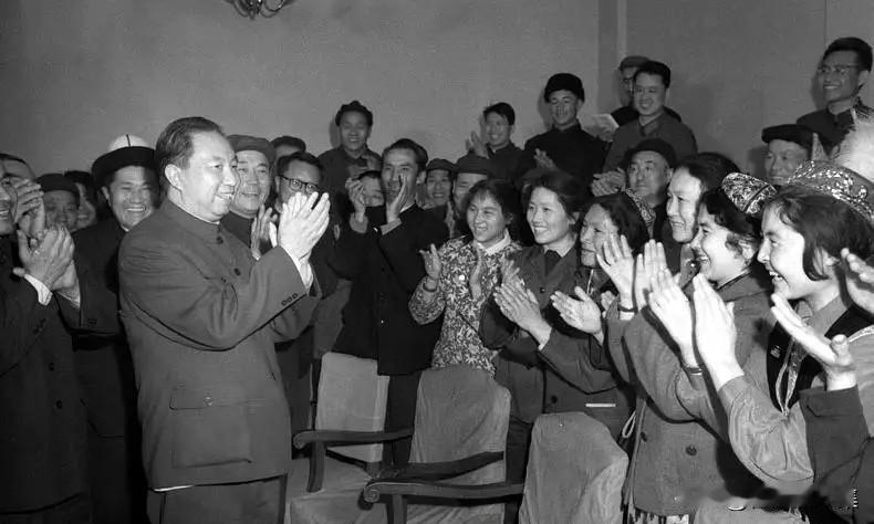 1978年2月27日傍晚，华国锋同志到新疆维吾尔自治区代表团驻地，看望出席五届全