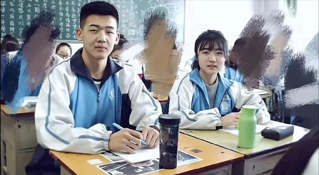 从校服到婚纱，这大概是青春最美的结局吧上学时坐在同一间教室，穿着同款蓝白校