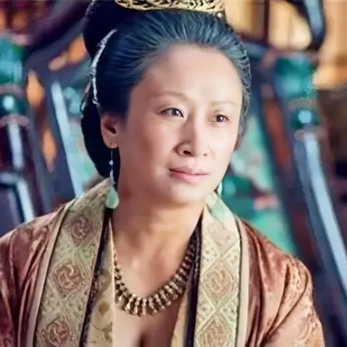 1227年，杨太后设宴，故意将儿子宋理宗灌醉，还安排一个又黑又斜眼的丑女侍寝。可
