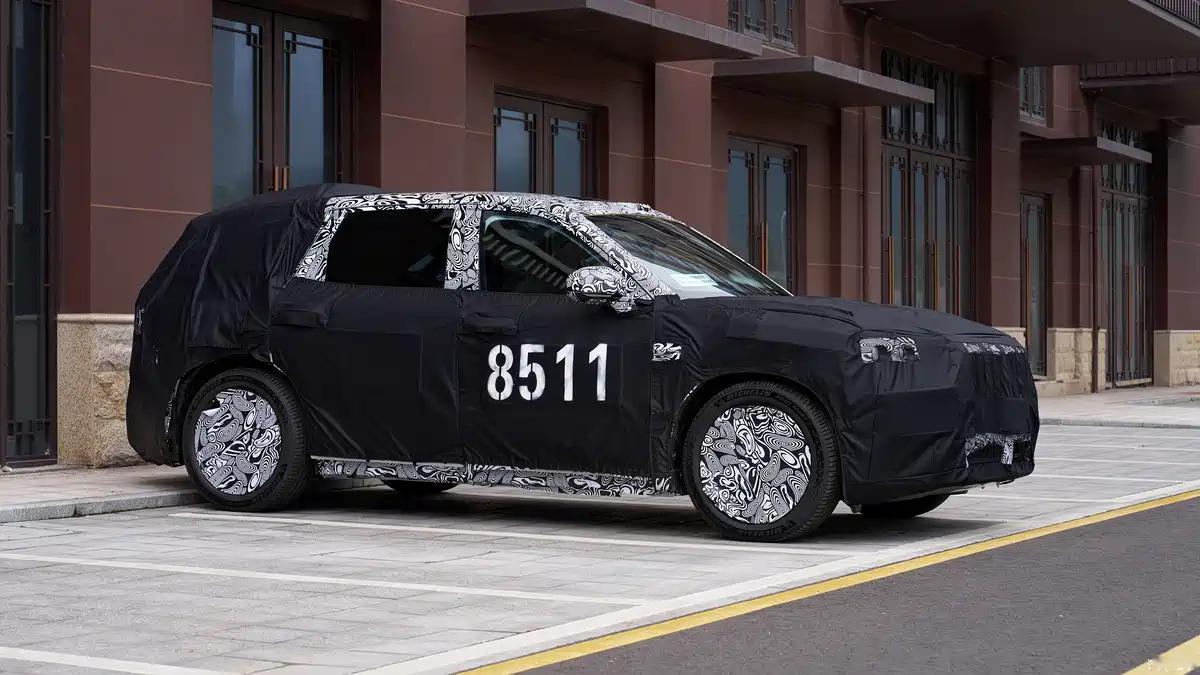 极氪8X谍照曝光据消息，日前，极氪8X伪装谍照曝光，新车基于浩瀚-S豪华电混专