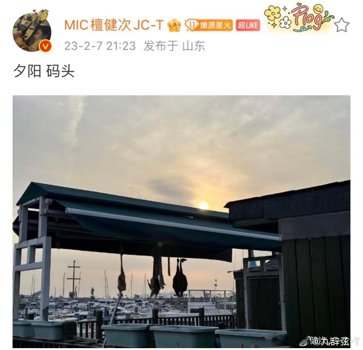 檀健次经典的“夜市出逃”系列之奶爸逛夜市给俩儿子买小帽～感情丰富的檀老师对他爱的