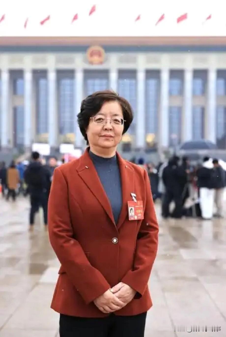 包钢这回算是让人开了眼，掌舵千亿级国企的，居然是个从焦化厂爬出来的"女强人"——