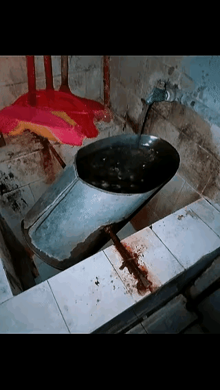 以前的厕所，自动冲水桶长这个样子的，不需要人工操作就能冲水，不知道这个年代还有没