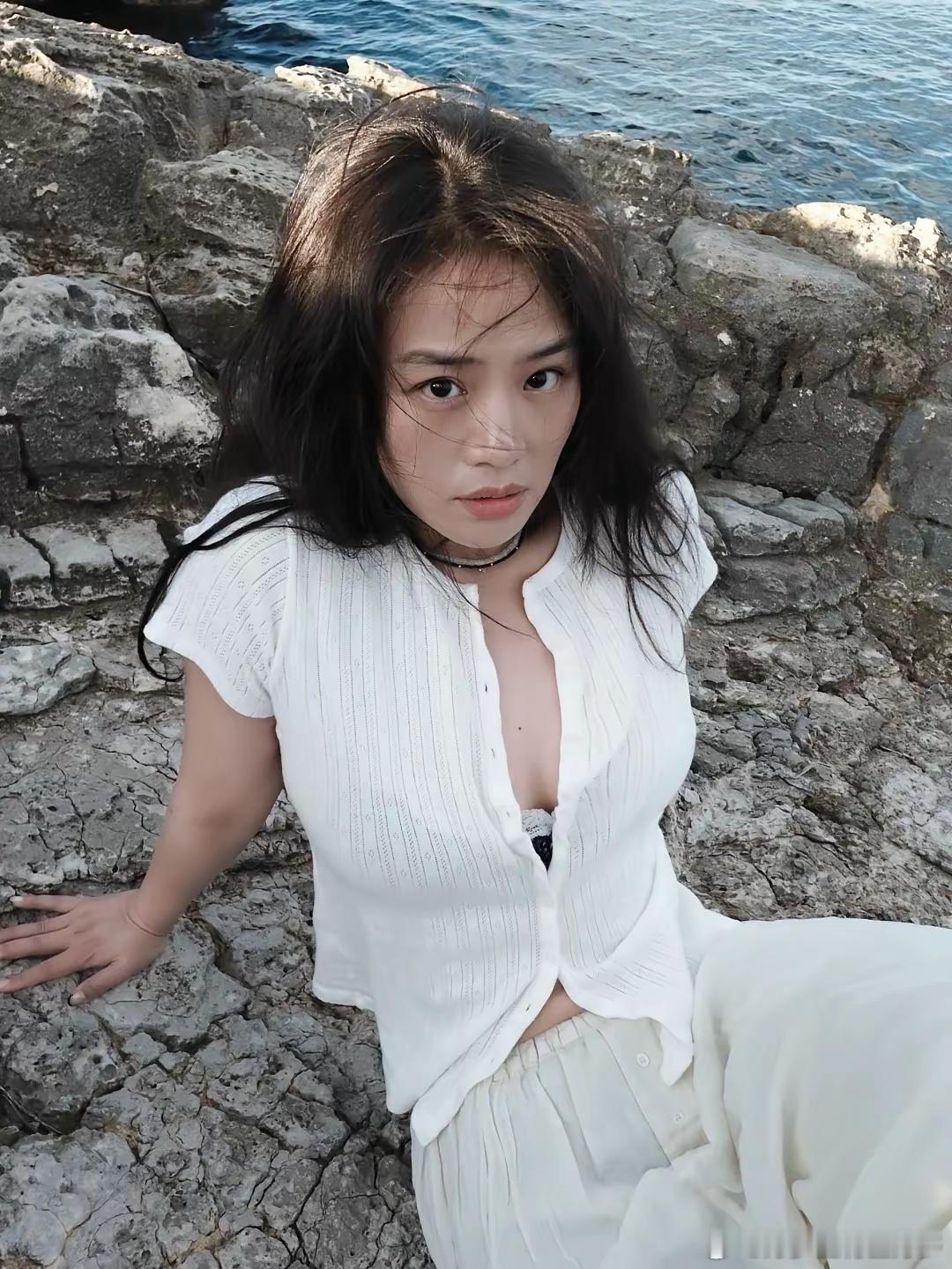 马思纯，真的太有自知之明了！看她新晒的海边照，这哪是去西西里放松散心，简直就是在