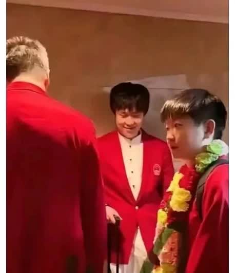 好娇羞的头哥啊！李爷爷究竟对莎莎说了什么话？巴黎奥运会后的港澳行简直就是乌托邦！