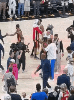 在今天老鹰主场以126：110轻取勇士的赛后，发生了特别温馨的一幕。当比赛的终场