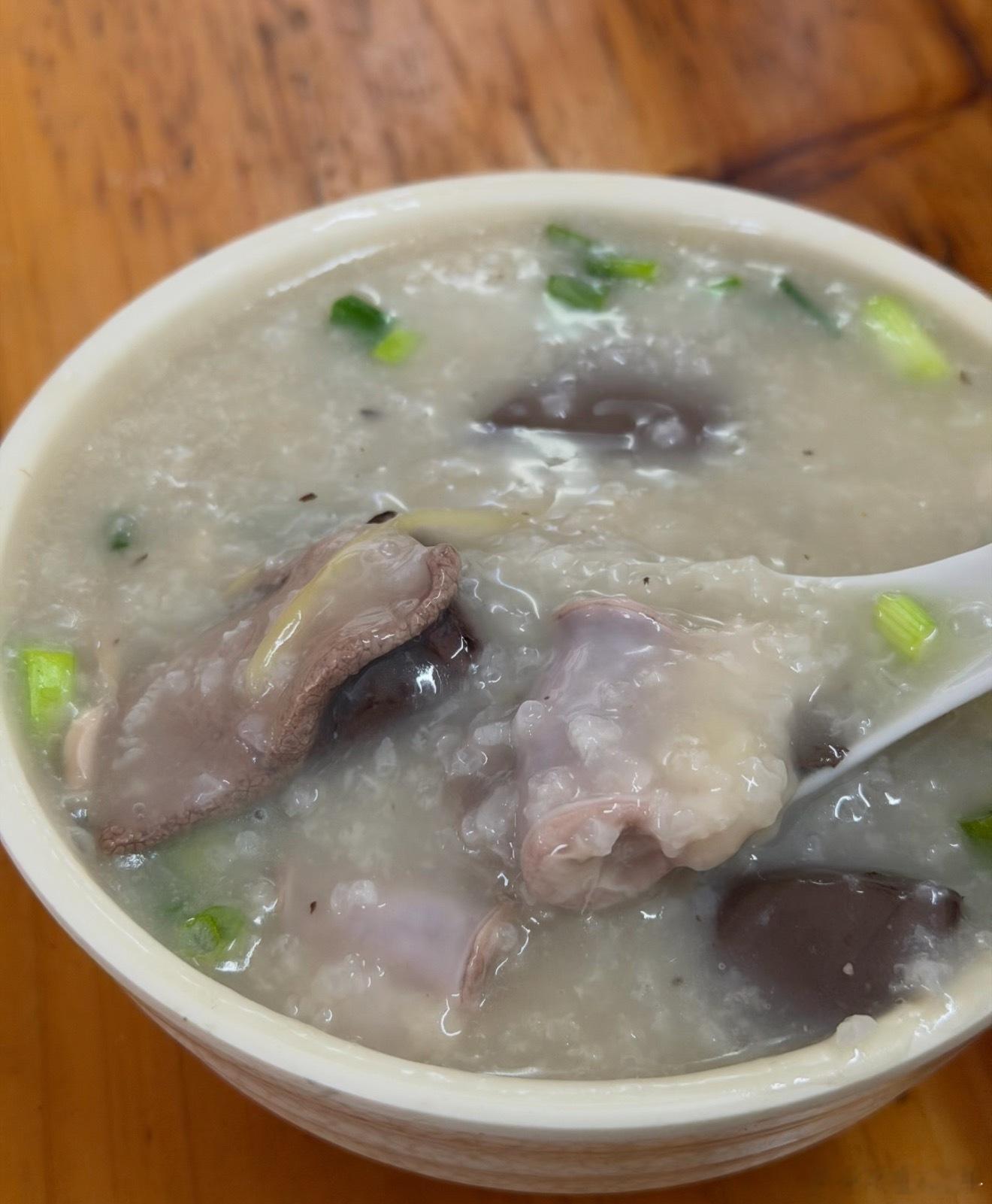 谁懂这碗粥的含金量，才8块，菜市场的一家早餐店，性价比yyds