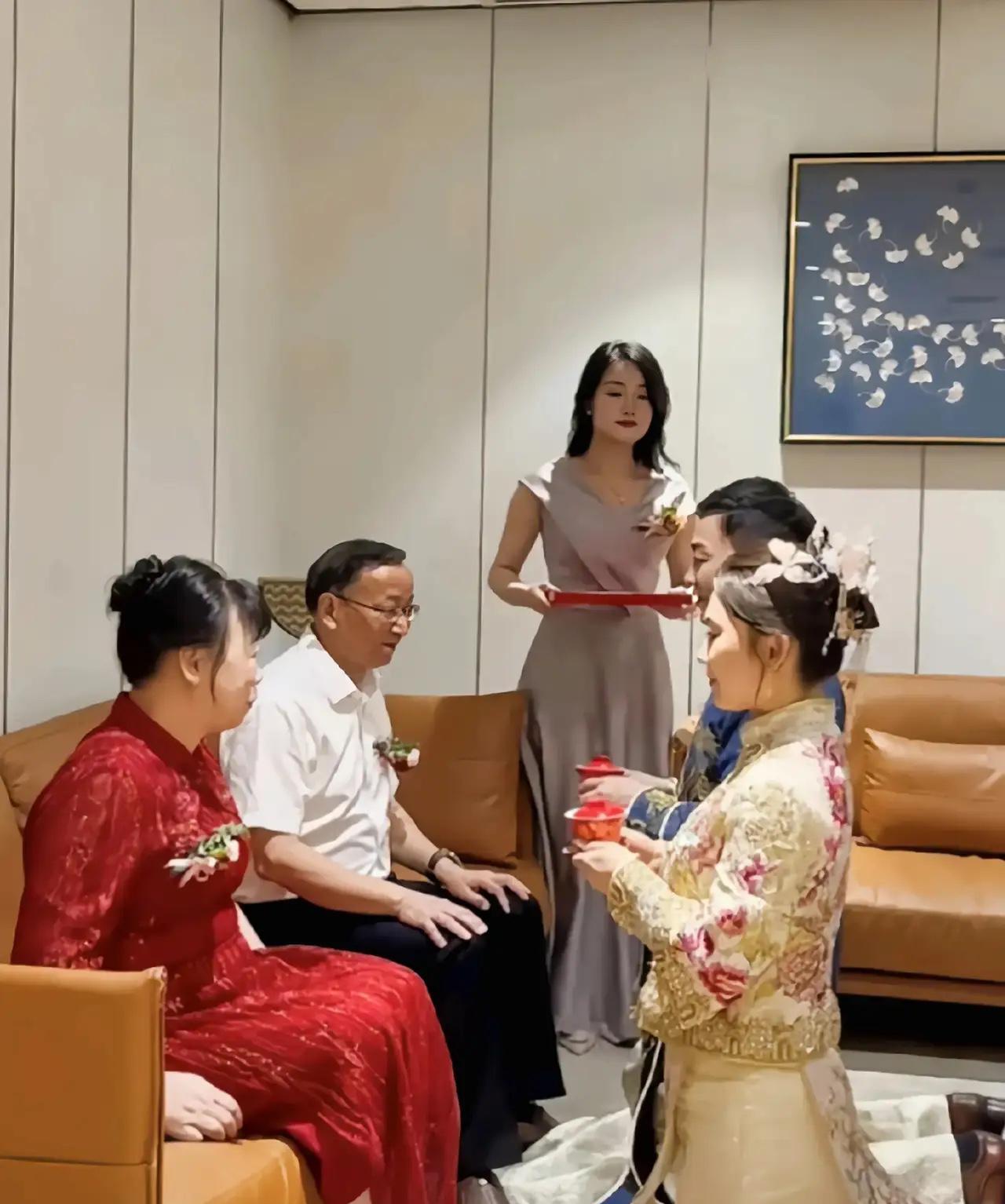 黑龙江，婚礼现场，满堂宾客，新娘欢喜地等到了改口的环节，她马上就要多一对父母了，