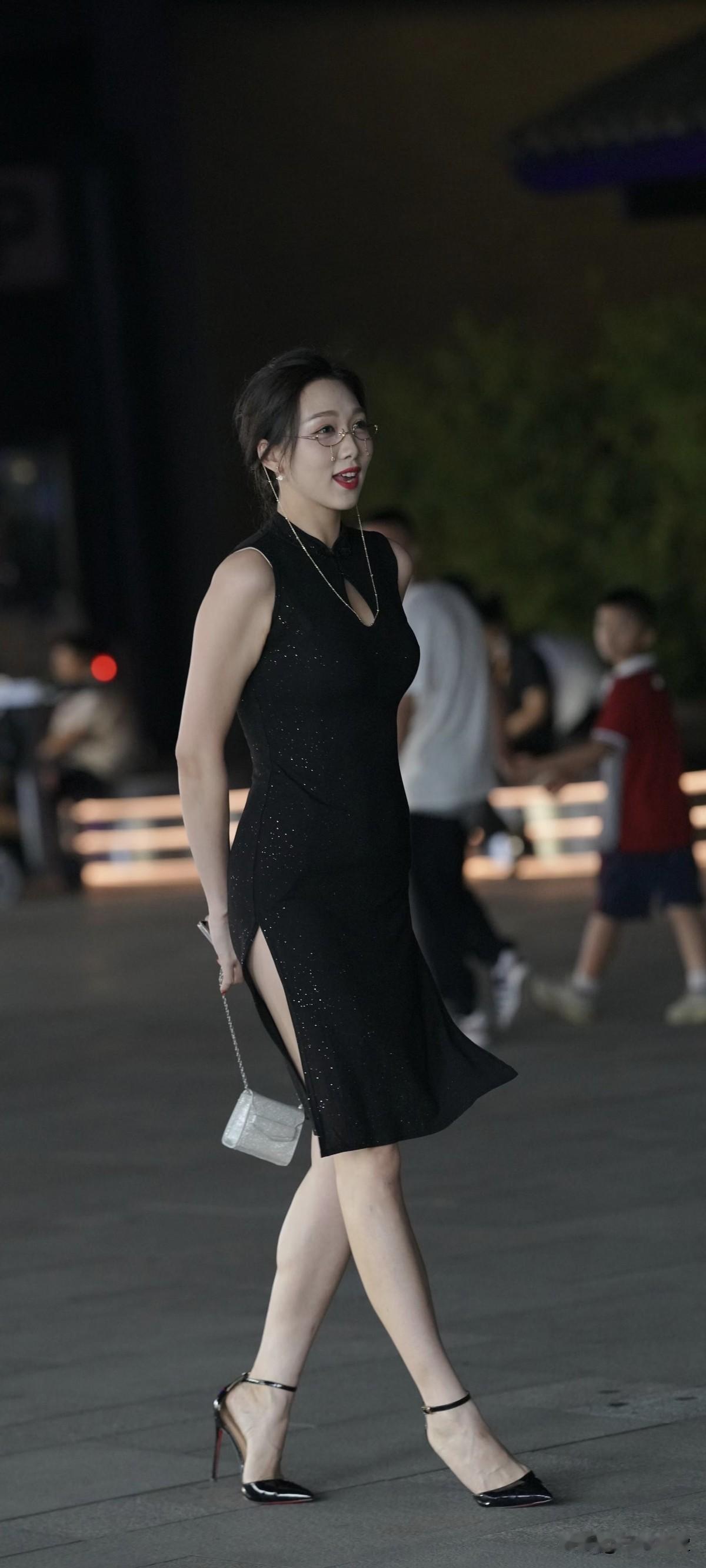 身材高挑且精致，穿搭也恰到好处！