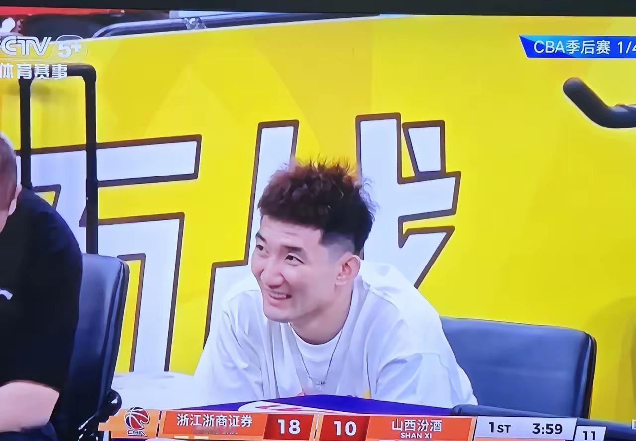 广厦这场输球，问题不在胡金秋拼得不够，而是少了孙铭徽，整个进攻体系就像散了架，胡