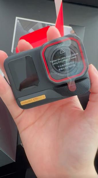 深圳女子机场购机惊喜！影石黄金logo相机全国仅99份