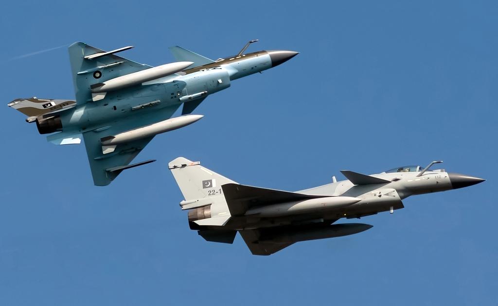 美国专家狠狠吐槽巴基斯坦空军歼-10CE战机2024年9比0大胜狂风战斗机。