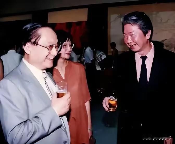 1976年，52岁的金庸娶了23岁的林乐怡。蔡澜得知后，兴冲冲上门蹭饭，想一睹佳