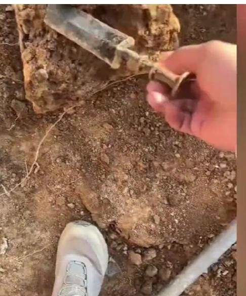 工地干活居然能挖到国宝？湖北浠水的毕先生，一铲子下去挖出个带绿锈的玩意儿，扒开泥