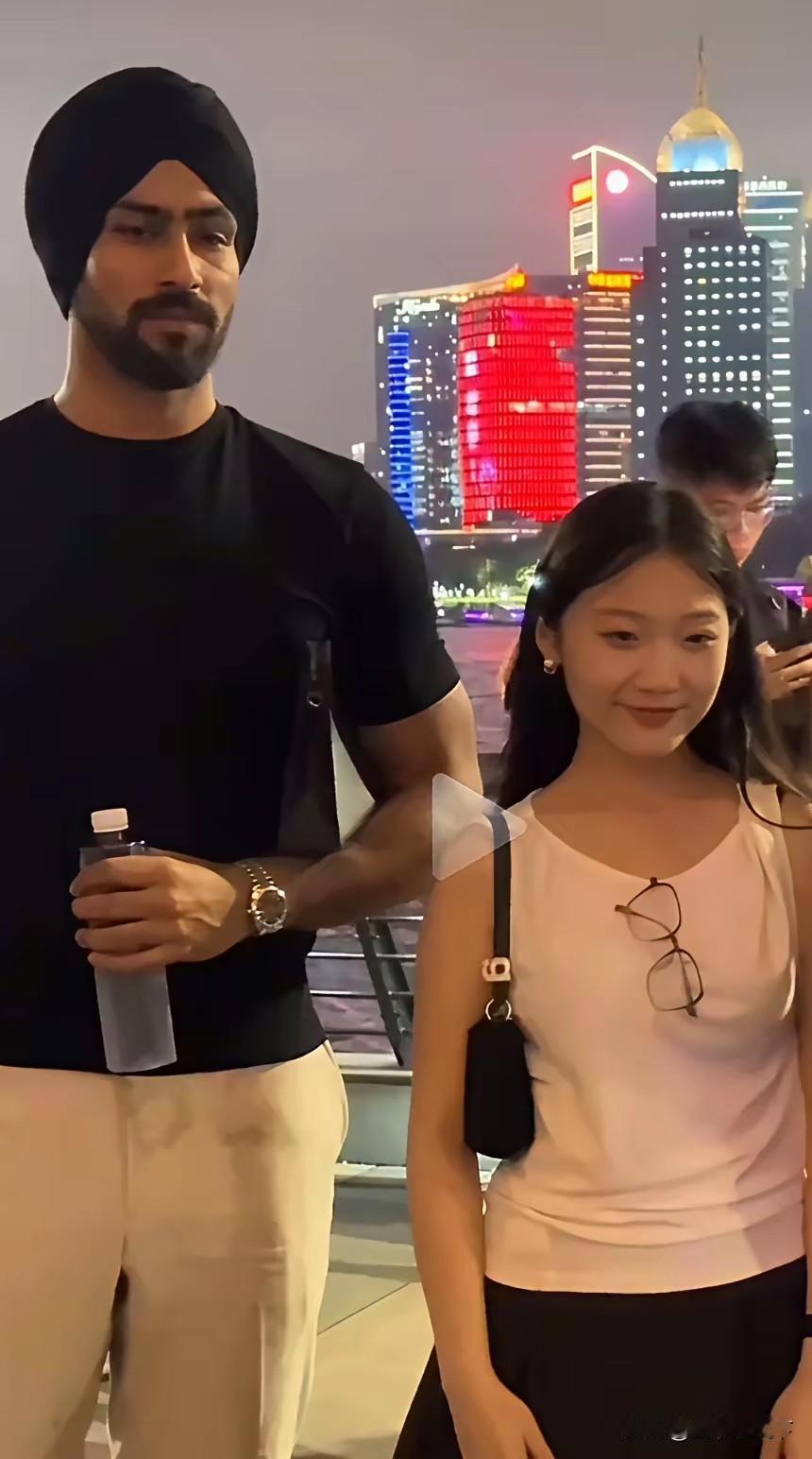 有网民说，在上海外滩有中国女性“主动排着队和印度人合照”，说这是“慕洋”，连印度