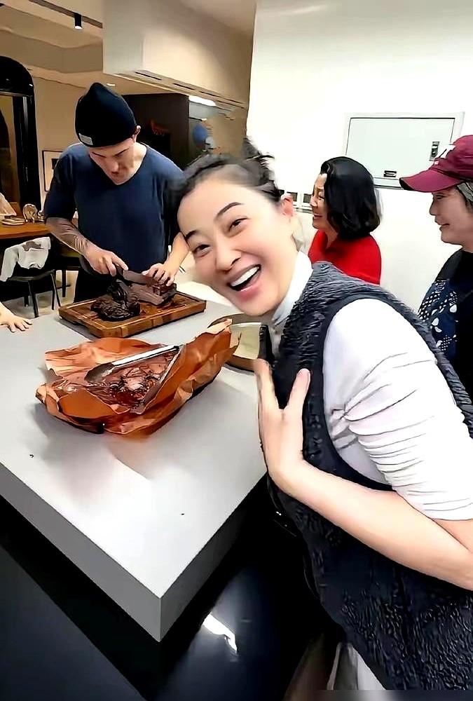 50岁梅婷又出爆款了，收视率第一，却被骂惨了。她和田雨主演的《好好的时光》，