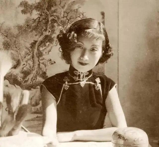 1927年，上海三大美女之一的国画家周炼霞结婚，婚后十分幸福，不料有一天丈夫出差