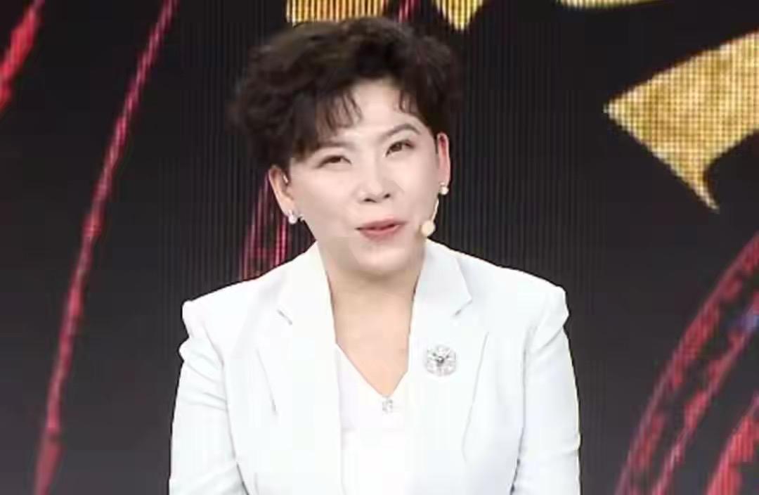 澳门世界杯圆满收官，国乒前辈邓亚萍对孙颖莎实现世界杯“三连冠”给予高度赞扬，她表