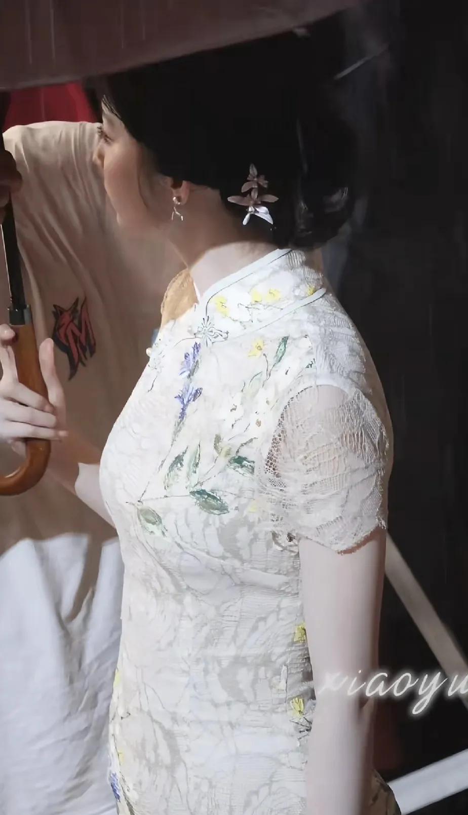 我发现，女明星再好的身材，也有小肚子，那还有什么可焦虑的？