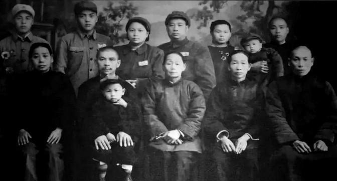 1951年11月，青海军区司令贺炳炎回乡探亲，在村口见到了1个小娃娃。亲属们对小