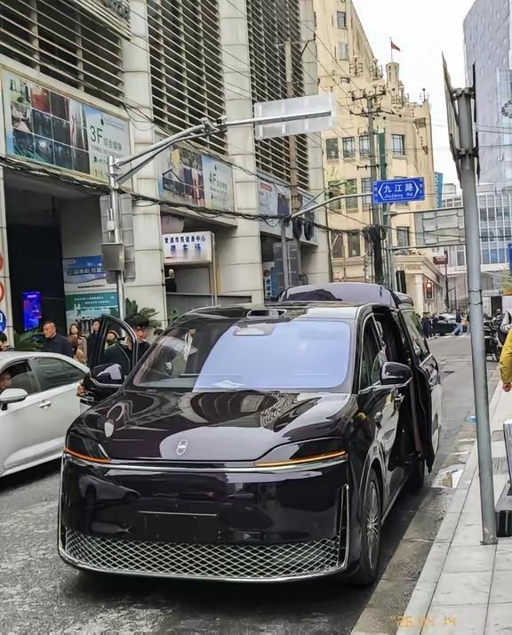 智界v9这气势也真的太强了，真车确实非常帅呀，我觉得以后港台明星的专属座驾不再是